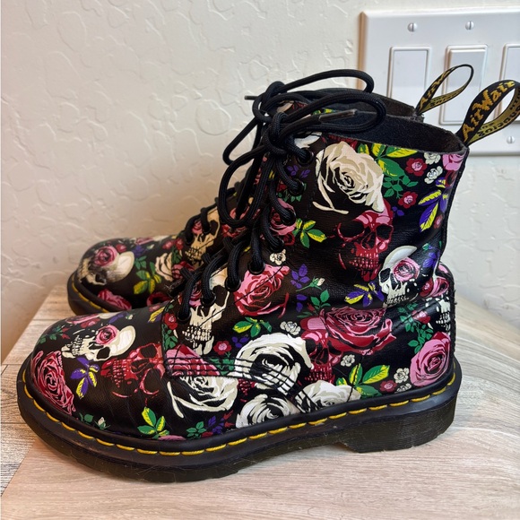 Dr. Martens Women 1460 Pascal Skull and Rose US 8 - Picture 7 of 9